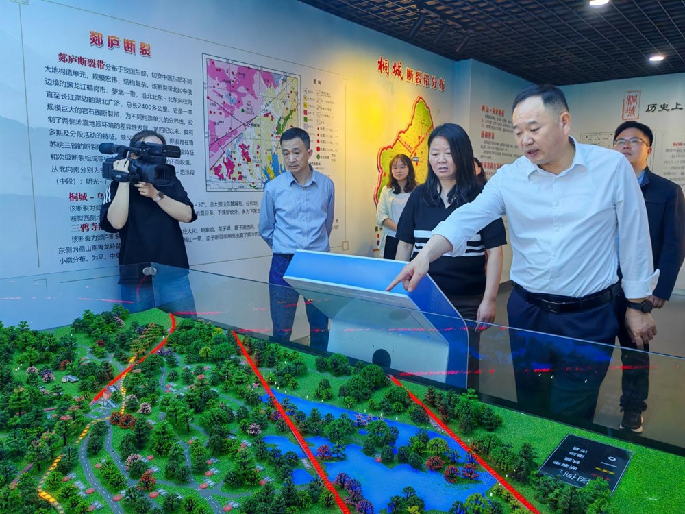 /uploads/image/2024/05/13/472ea03cae0a87bb54c3e53fc419be0c.jpg 章友厚走进地震科普馆.jpg