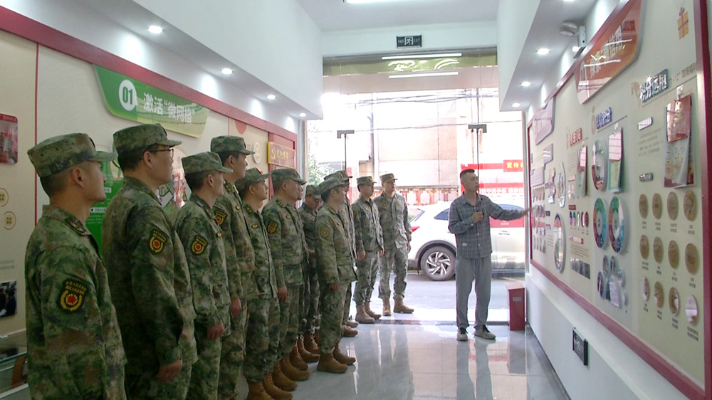 /uploads/image/2024/05/17/64ec3e62292fdc5f3bc3fcc54e51a11a.jpg 人武部专干在西苑社区参观.jpg