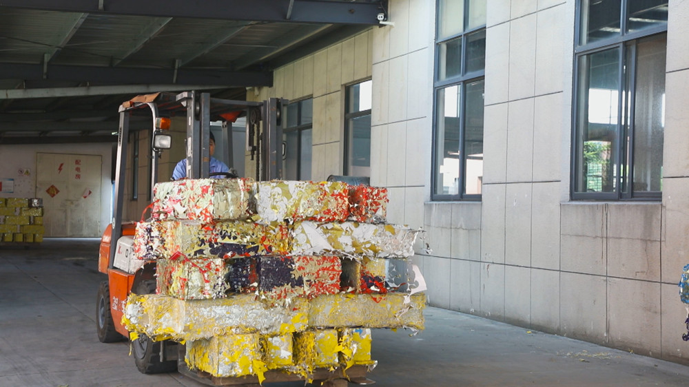 /uploads/image/2024/05/21/a26ce0bb8dadac867d723b959dfce3a8.jpg 图为工人师傅正在搬运压好的废弃铝锭.jpg