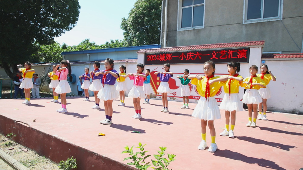 /uploads/image/2024/05/31/431ca16e31691b68b39e357417ffc30d.jpg 图为文艺演出现场3.jpg