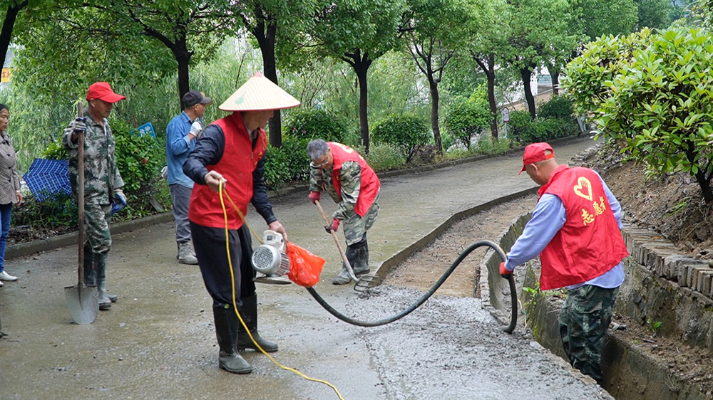 /uploads/image/2024/06/03/091e26703a2271c4bb4d7dec251b41ba.jpg 图为村民拓宽入组道路现场。.jpg