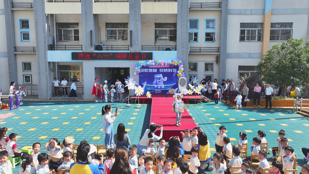 /uploads/image/2024/06/03/9d3e63cec41f9b383ddd1806c1339415.jpg 图为科技时装秀现场.jpg