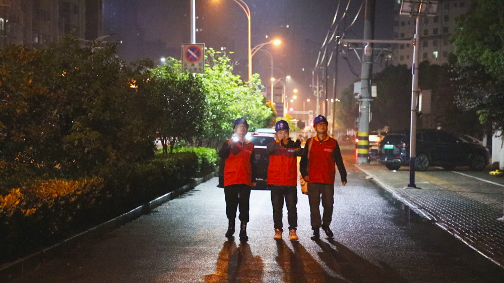 图为国网桐城市供电公司工作人员正在实验中学考点外进行用电线路夜巡工作.jpg