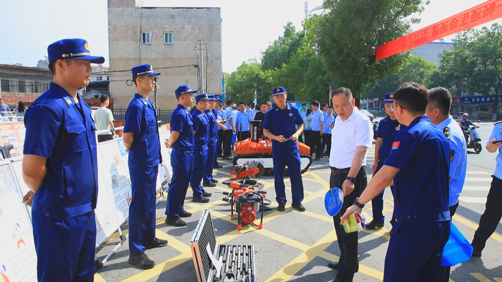 /uploads/image/2024/06/13/2f07437488f865a2e15c2484daa43692.jpg 图为市委常委 常务副市长章友厚在消防器材展示区查看.jpg