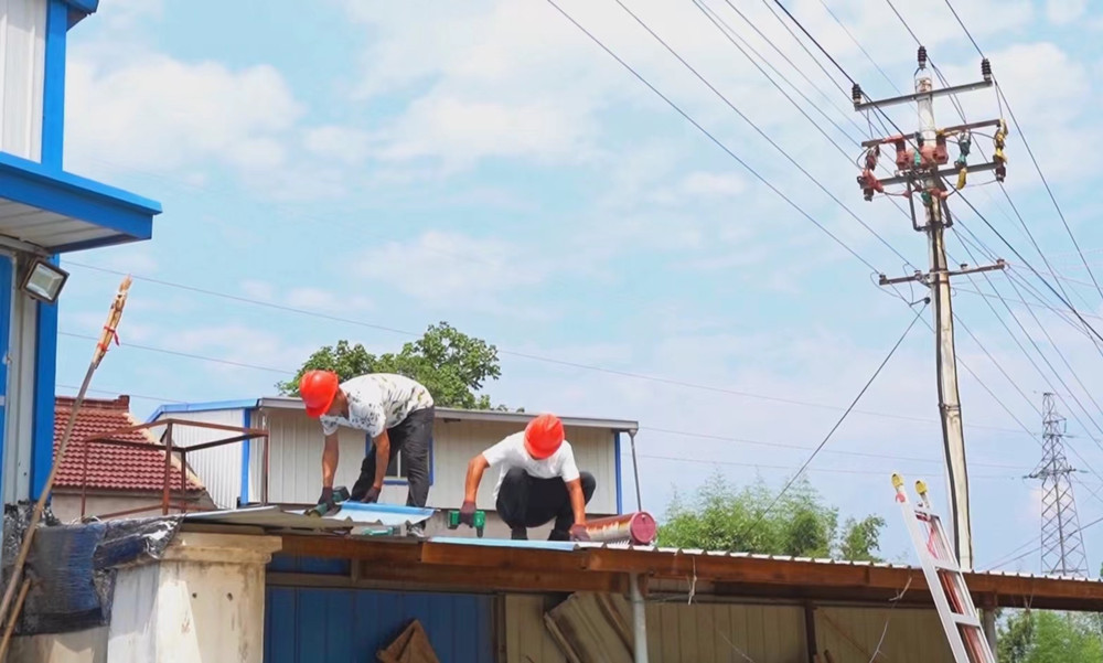 /uploads/image/2024/06/25/600116684b2b7129679467ea69b313fd.jpg 双港镇山明村公路沿线工人在拆除钢架棚.jpg