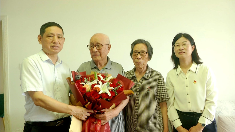 /uploads/image/2024/07/01/963964ee43eab5dbb4f5c5a9a7e6cf56.jpg 潘主席慰问老兵2.jpg