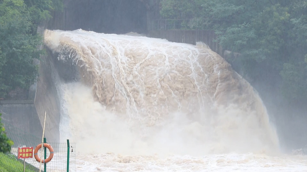 安徽桐城：45座水库超汛限水位 紧急泄洪[00_04_21][20240703-082052].jpg