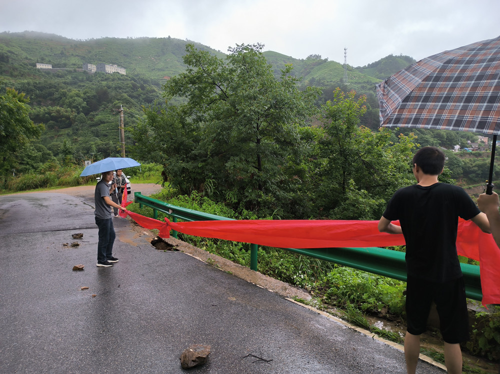 村两委和驻村工作队排查道路损毁情况2.jpg