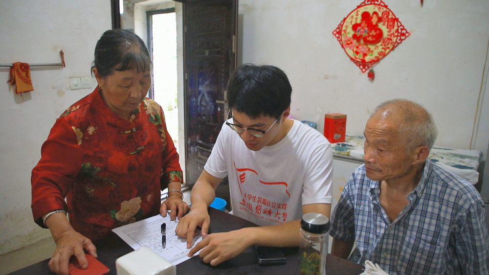 /uploads/image/2024/07/11/286e126c951e17c016581424e6f676fd.jpg 图为安徽医科大学暑期“三下乡”社会实践团队正在村民家长开展问卷调查1.jpg