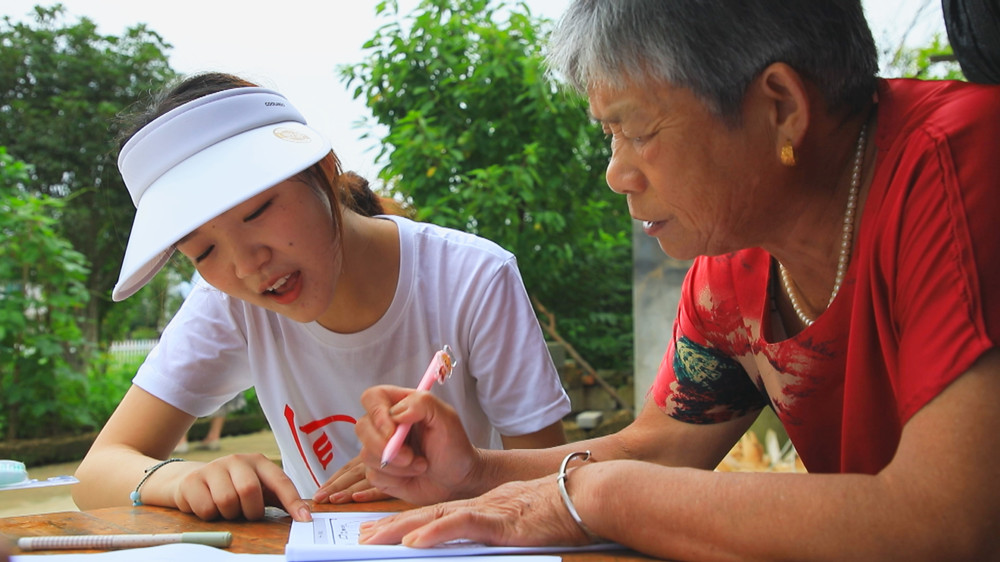 /uploads/image/2024/07/11/42f0f34371b2d35e41c463d6fc4a77cd.jpg 图为安徽医科大学暑期“三下乡”社会实践团队正在村民家长开展问卷调查.jpg