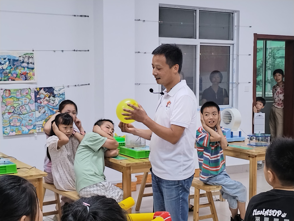 探索科技馆 点亮求知梦 (2).jpg