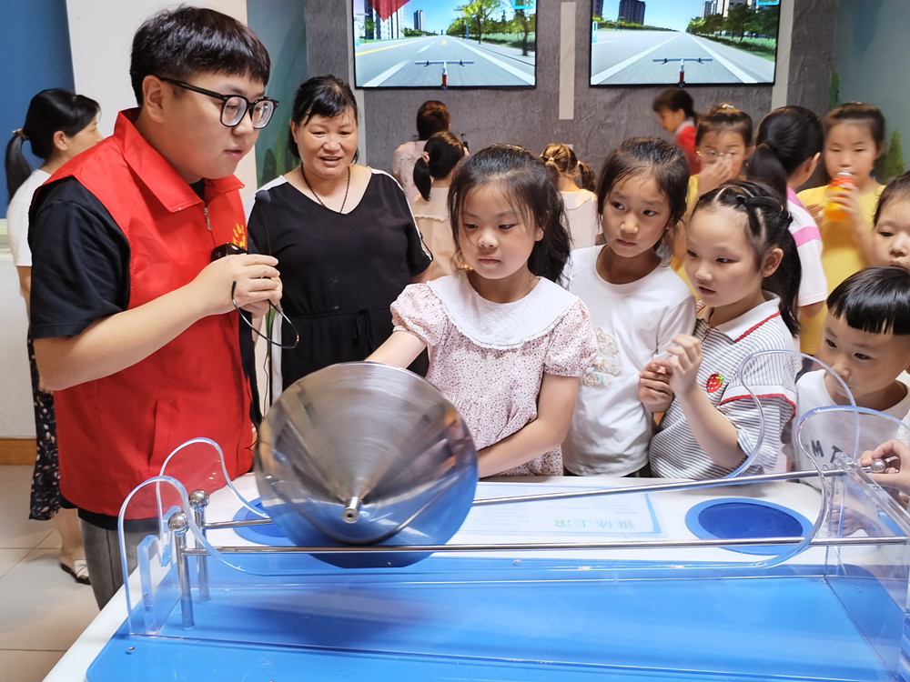 探索科技馆 点亮求知梦 (1).jpg