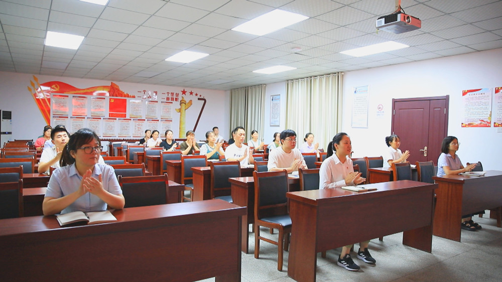 /uploads/image/2024/07/19/46ea2f9f097e2a9b5fa3170473b531a8.jpg 图为龙眠街道东关社区干群在集中收听收看央视受权发布二十届三中全会公告.jpg