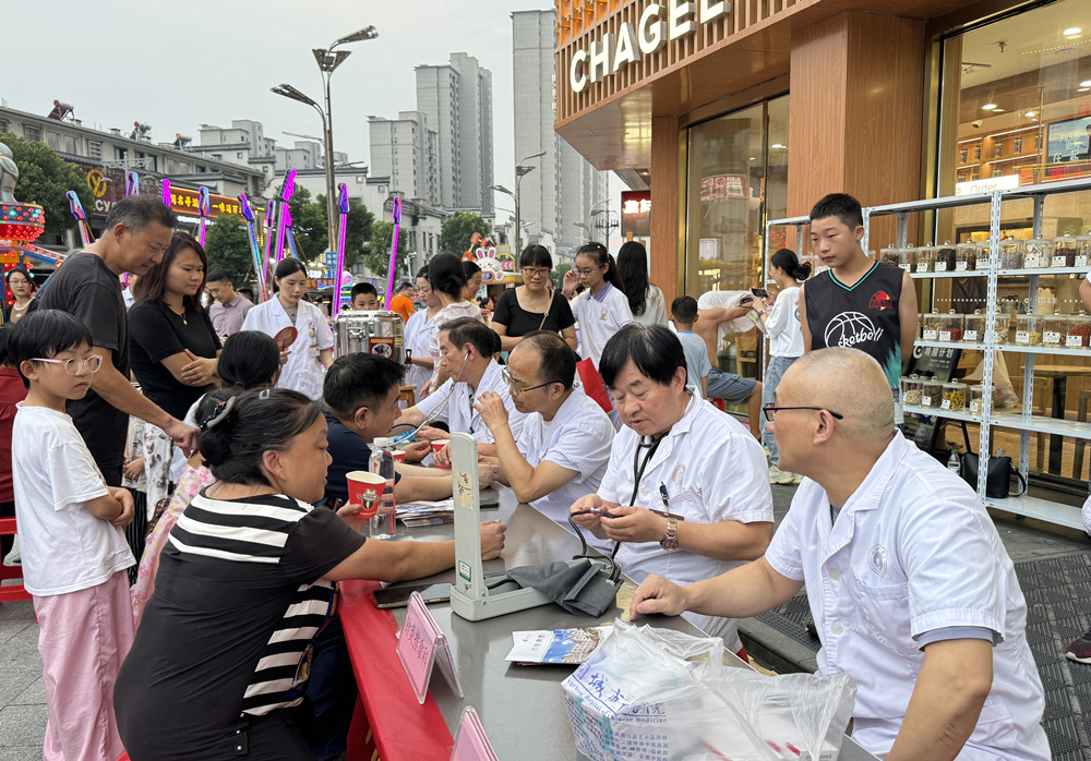 /uploads/image/2024/07/23/b02031053bb25d73ed12294bbf940b6b.jpg 图为桐城市中医院开展义诊活动.jpg