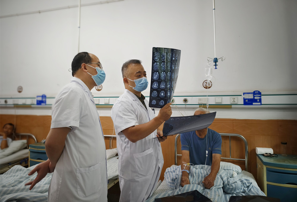 /uploads/image/2024/07/29/43dfc9843bd148a80c13fb6f11f9f146.jpg 图为专家查看病房2.jpg