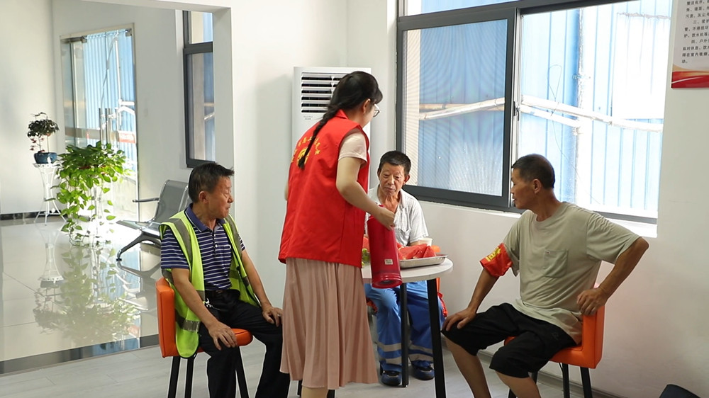 安徽桐城：打造工会驿站 让户外劳动者路边[00_07_51][20240730-130556].jpg