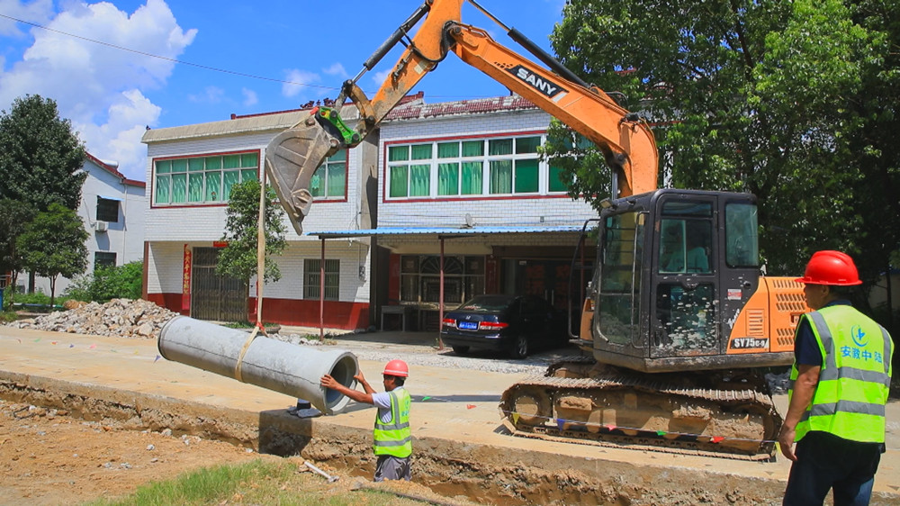 /uploads/image/2024/08/02/8c9d7878f03628fbe362626e980fa2d9.jpg 图为工人师傅正在边沟排水作业面忙碌.jpg