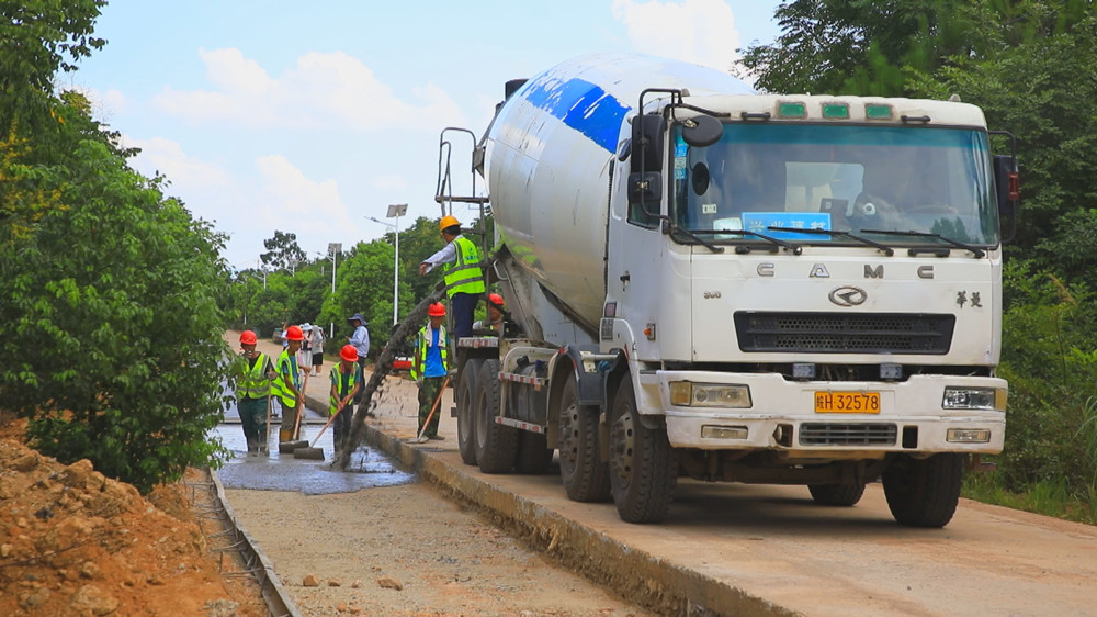 /uploads/image/2024/08/02/2556ca1a94c625f125546638634eab38.jpg 图为工人师傅正在进行拓宽道路垫层混凝土浇筑.jpg