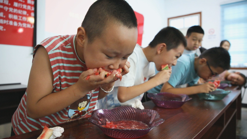 /uploads/image/2024/08/07/2b01b63c99be1b5328b6c5c39c3d3c06.jpg 图为啃秋吃西瓜比赛现场1.jpg