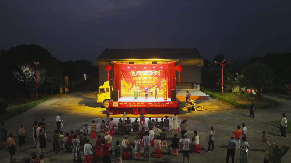 图为送戏进万村活动走进樟枫村演出现场1.jpg