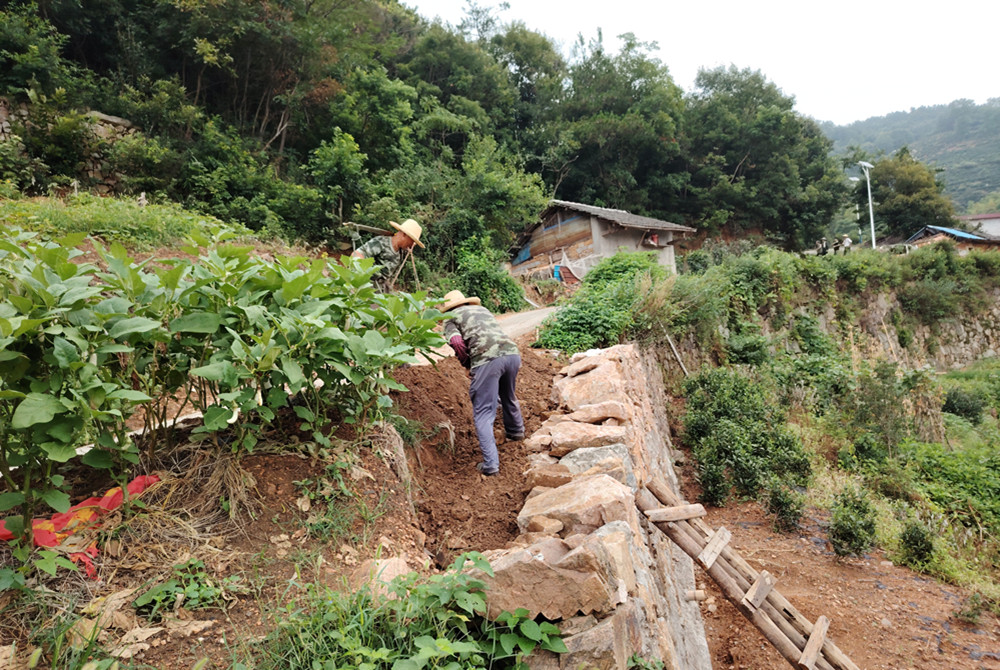 /uploads/image/2024/08/16/03a6b5ee1aff8fdead379a81be29d565.jpg 石窑村:村民筹资筹劳修整道路 干群同心共建美丽家园2.jpg