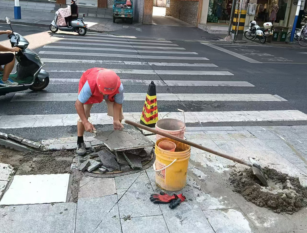 图为城区人行道修复中.jpg