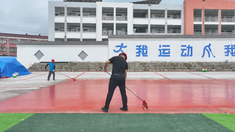 图为乡村学校塑胶跑道改造施工现场.jpg