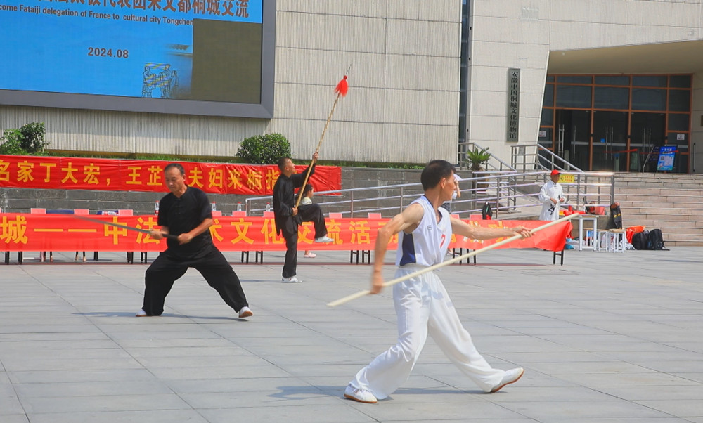 /uploads/image/2024/09/02/b9d6da26fe454c5bee4da5aa3a452f8c.jpg 图为《棍》《苗刀》《六合枪》表演现场.jpg