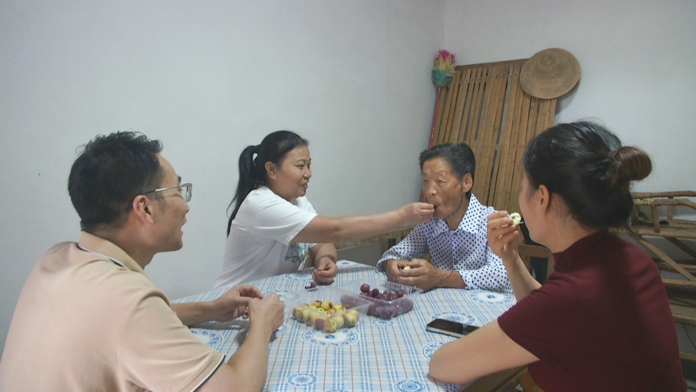 吴文梅和婆婆、儿子 儿媳在一起唠家常.jpg