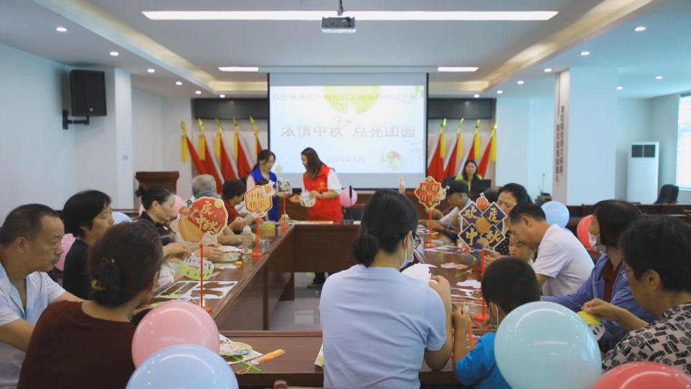 /uploads/image/2024/09/14/d19804155ededed8677caab198707287.jpg 图为花灯制作现场.jpg