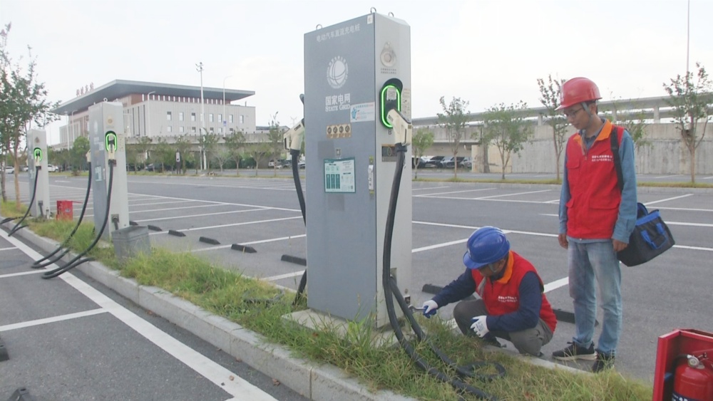 在桐城高铁东站检查充电桩.jpg