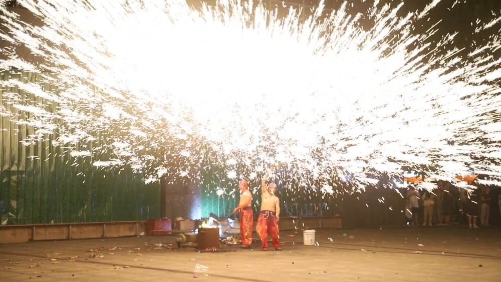 安徽桐城： 繁星万点 非遗“打铁花”感受[00_02_15][20240916-223622].jpg