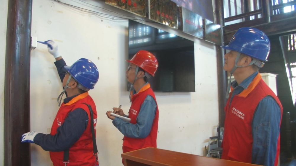 对沿街商铺电力设备进行检查.jpg