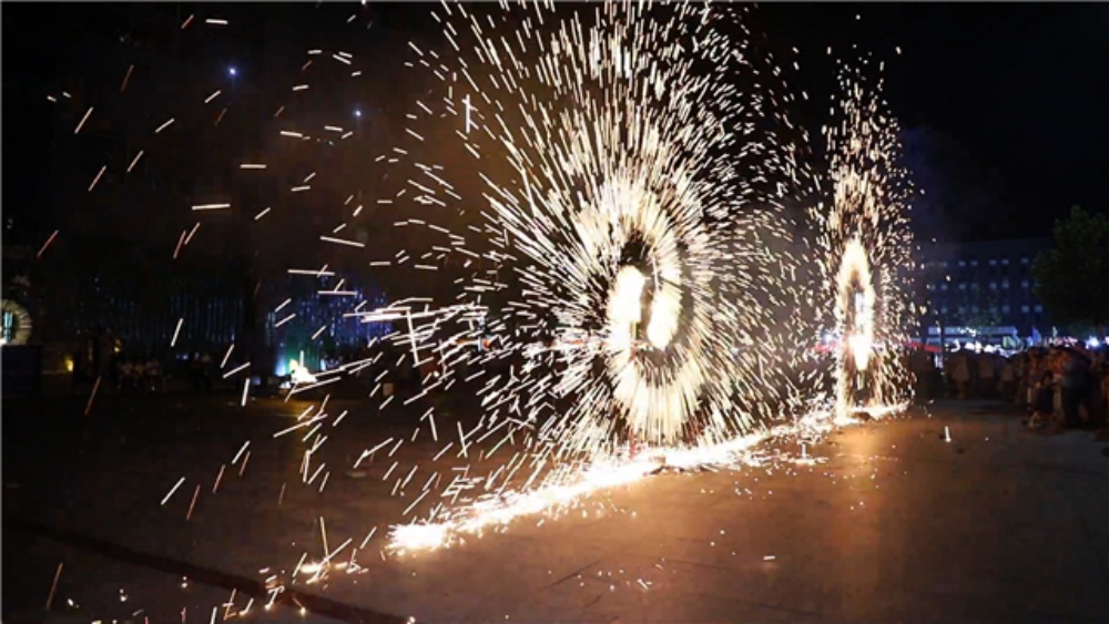 安徽桐城： 繁星万点 非遗“打铁花”感受[00_01_48][20240916-223604].jpg