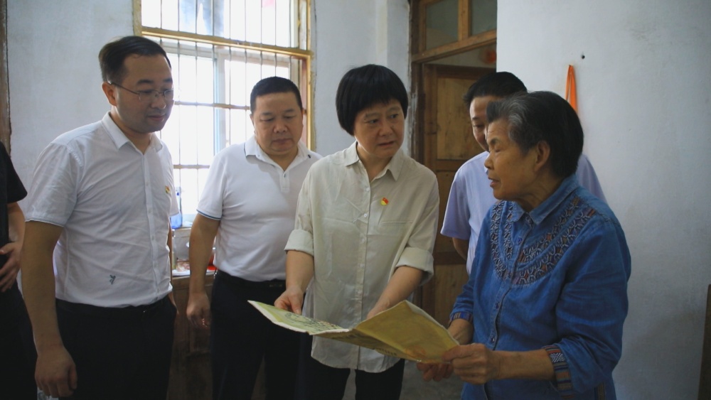 /uploads/image/2024/09/29/f90d9008c21f1b98585f5a047662587f.jpg 图为党员干部们在烈士遗属家中开展慰问活动_副本.jpg