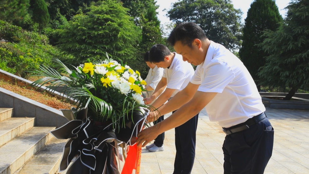 /uploads/image/2024/09/29/1c7c42f3062bb2e01df7747cdf552db9.jpg 图为向革命先烈敬献花篮仪式_副本.jpg