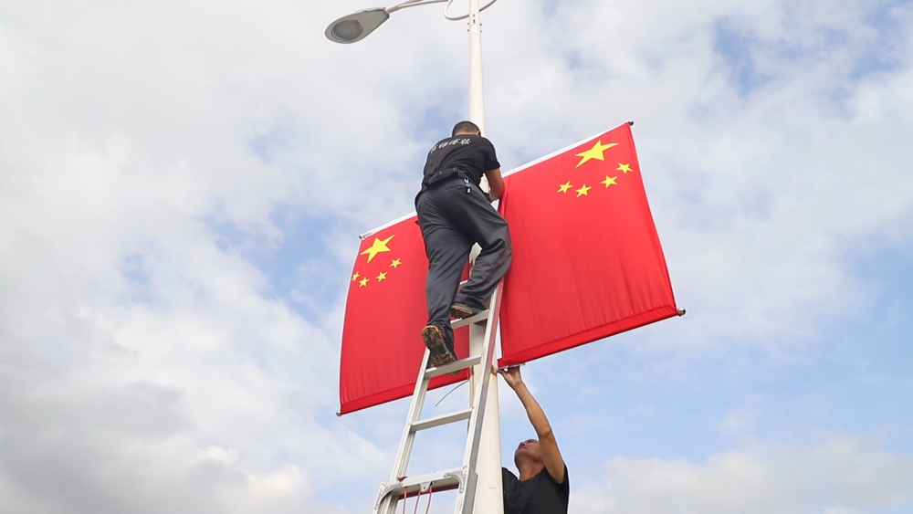 安徽桐城：挂国旗 迎国庆 盛装扮靓“中国[00_00_40][20240927-170735]_副本.png