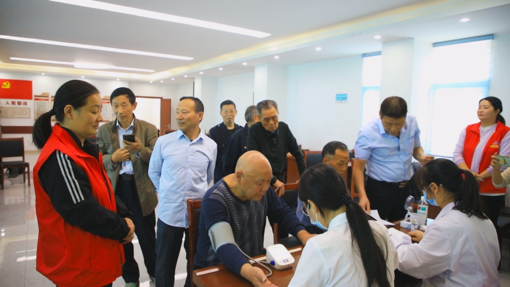 /uploads/image/2024/10/10/2cbf392ad0ef10b15c80a2a2ee879e15.jpg 图为义诊送健康活动现场.jpg