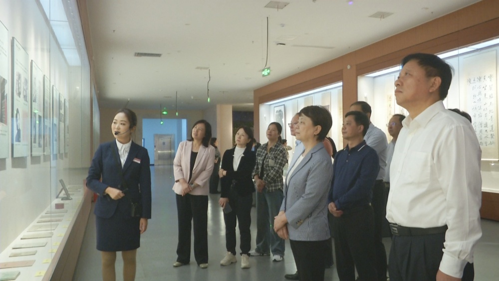 王翠凤在博物馆调研5.jpg