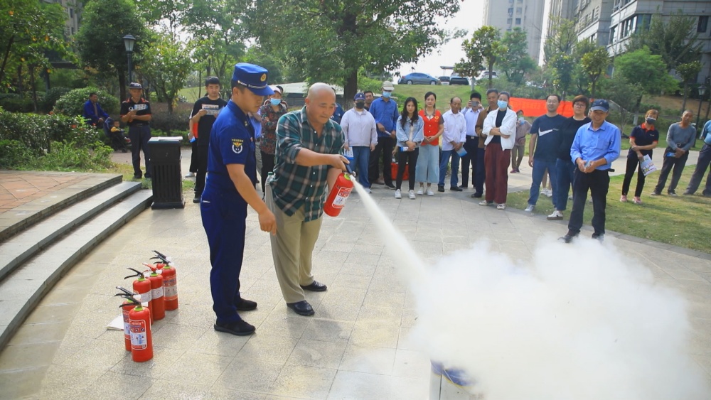 /uploads/image/2024/10/14/c257f20b11a8580374ee12dd0e368f3c.jpg 图为消防员正在指导小区居民正确使用灭火器.jpg