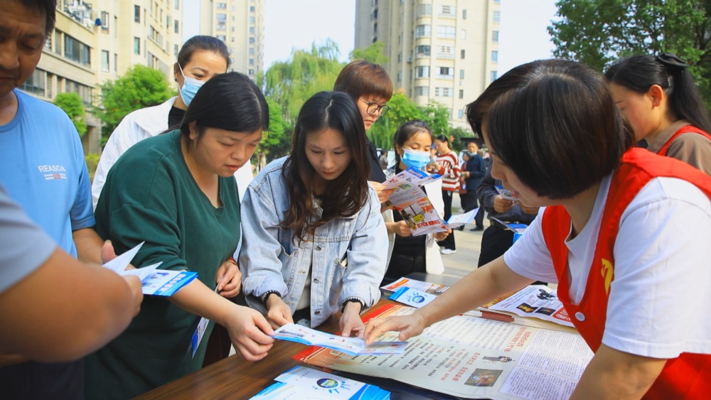 /uploads/image/2024/10/14/bd1b4ce2d972955696298a3946d5633e.jpg 图为龙眠街道王墩社区工作人员正在给小区居民发放防灾减灾知识宣传单页2.jpg