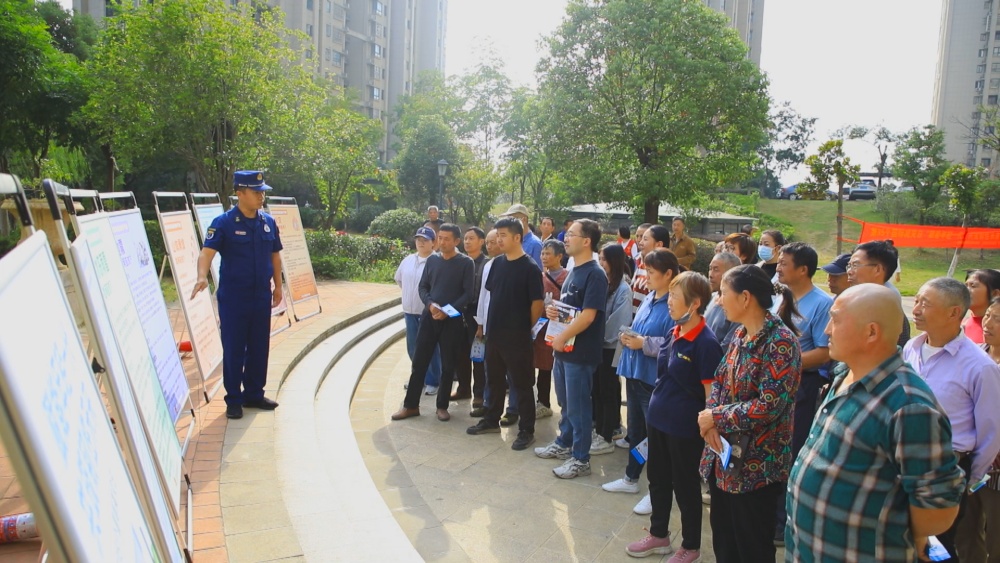 /uploads/image/2024/10/14/08e27c06a299a9962f339bd94990b3ce.jpg 图为消防员正在结合展板为小区居民讲解防灾减灾自救知识.jpg