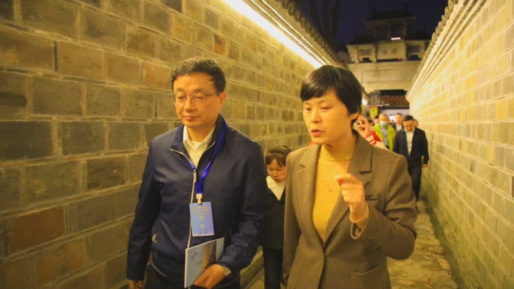 /uploads/image/2024/10/28/82368a6d026fa879dbc67ae06bbb78d2.jpg 图为香港安徽联谊总会回乡交流团在六尺巷参观1.jpg