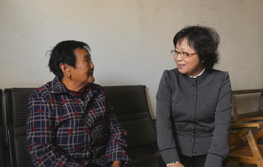 /uploads/image/2024/11/03/c5f516b8e55241e676c3d60153ab3126.jpg 程红梅亲切交谈_副本.jpg