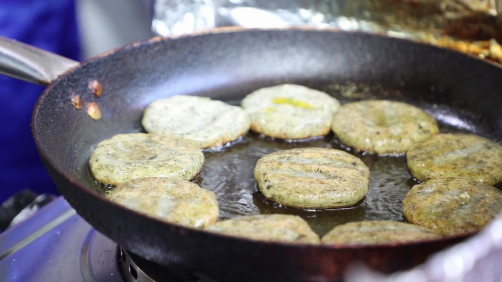 /uploads/image/2024/11/04/af6863c1149a8174bf112d91840b263e.jpg 六尺巷成热门景点,周边特色小吃店同样火爆(1).jpg