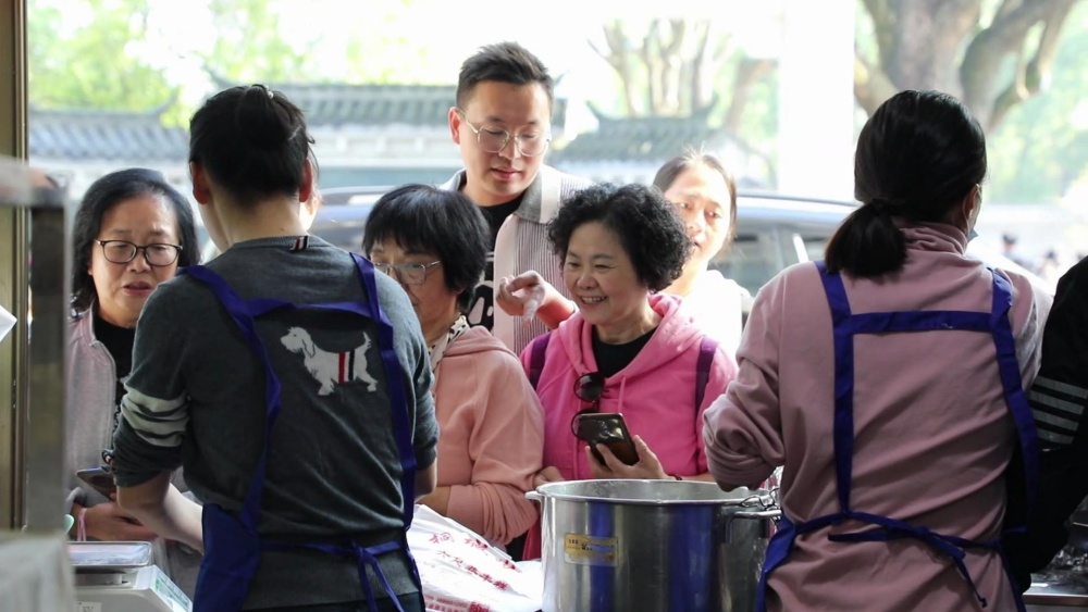 /uploads/image/2024/11/04/7ee9690b24a384eb5dbe1f41a22a4c1e.jpg 六尺巷成热门景点,周边特色小吃店同样火爆.jpg