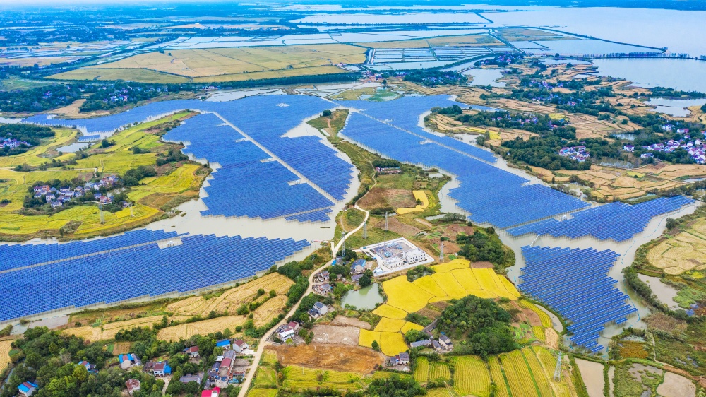 /uploads/image/2024/11/06/42ff894c1a1a9b797bf53445684f0bb4.jpg 图为山明村渔光互补.jpg