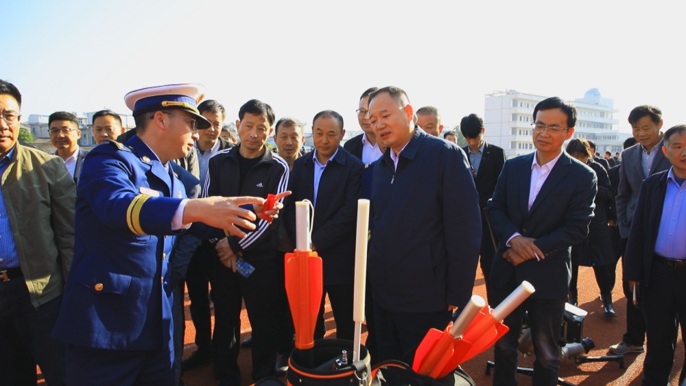 图为市委常委、常务副市长章友厚在消防设备展示演示区参观.jpg