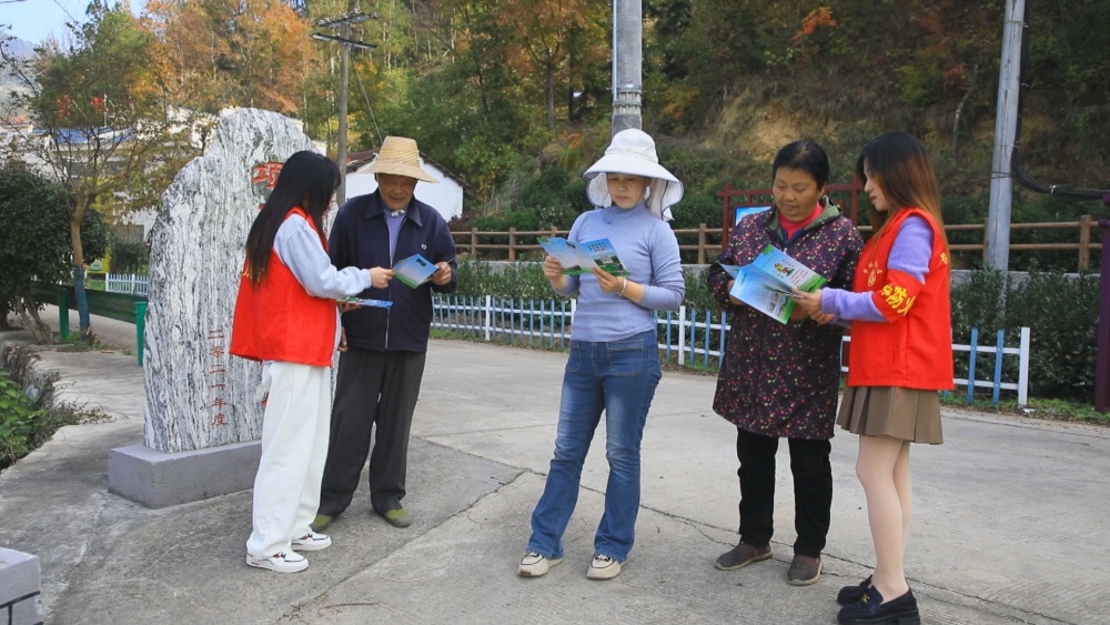 图为龙眠街道龙眠村志愿者正在进行森林防火宣传.jpg