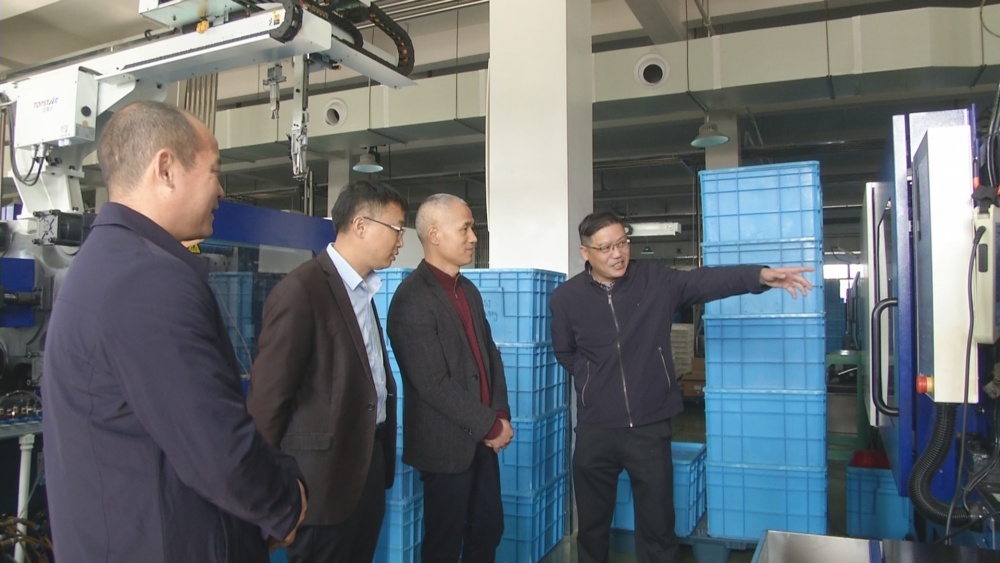 跟着劳模去创新活动走进桐城 在企业参观4.jpg